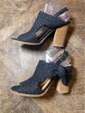 Not Rated black fabric open toe block pump strap heel floral size 9